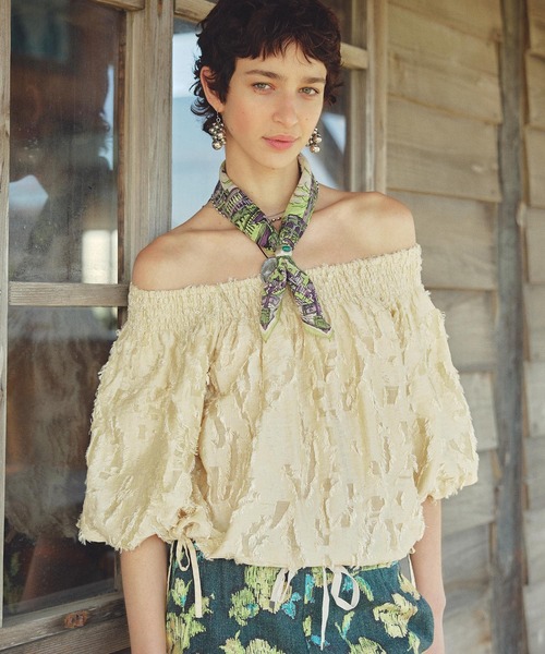 ROSE BUD(ローズバッド)の「OFF SHOULDER BLOUSE(シャツ/ブラウス・レディース・ベージュ/ブラック・ONE SIZE)」の2枚目の写真
