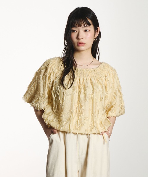 ROSE BUD(ローズバッド)の「OFF SHOULDER BLOUSE(シャツ/ブラウス・レディース・ベージュ/ブラック・ONE SIZE)」の4枚目の写真