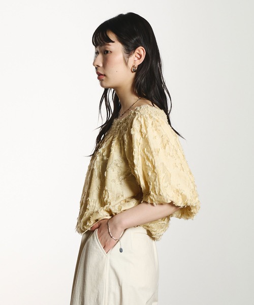 ROSE BUD(ローズバッド)の「OFF SHOULDER BLOUSE(シャツ/ブラウス・レディース・ベージュ/ブラック・ONE SIZE)」の5枚目の写真