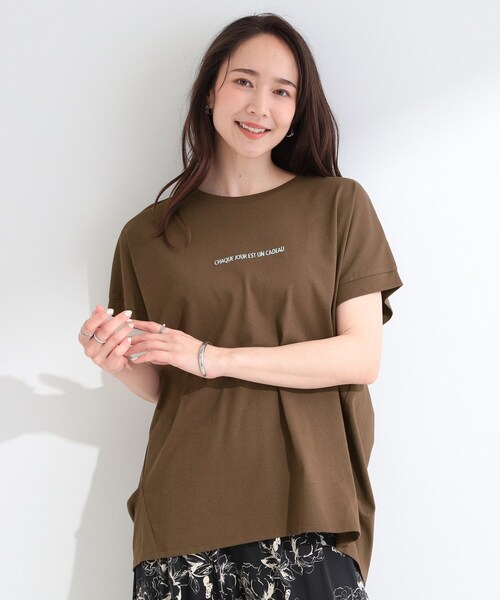SHOO・LA・RUE(シューラルー)の「【汗じみ防止/ひんやり/体型カバー】真夏の味方。汗じみが気になりにくい 大人の刺繍ロゴTシャツ(Tシャツ/カットソー・レディース・ホワイト/ブルー/ダークグレー/ブラック/ブラウン系その他/イエロー系その他・02/01/04/03)」の11枚目の写真