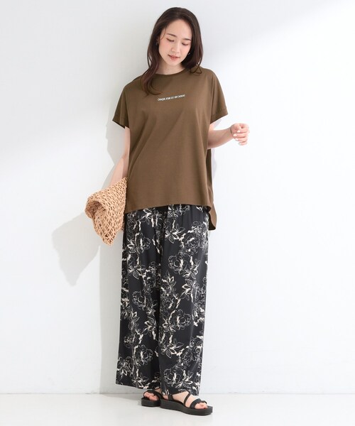 SHOO・LA・RUE(シューラルー)の「【汗じみ防止/ひんやり/体型カバー】真夏の味方。汗じみが気になりにくい 大人の刺繍ロゴTシャツ(Tシャツ/カットソー・レディース・ホワイト/ブルー/ダークグレー/ブラック/ブラウン系その他/イエロー系その他・02/01/04/03)」の13枚目の写真