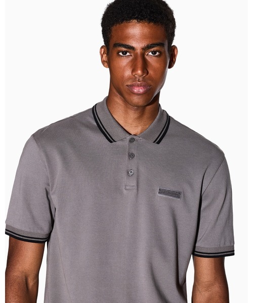 ARMANI EXCHANGE(アルマーニエクスチェンジ)の「【A|X アルマーニ エクスチェンジ】AXロゴ コットンピケ 半袖ポロシャツ/REGULAR(ポロシャツ・メンズ・チャコールグレー×ブラック・X-SMALL/LARGE)」の5枚目の写真