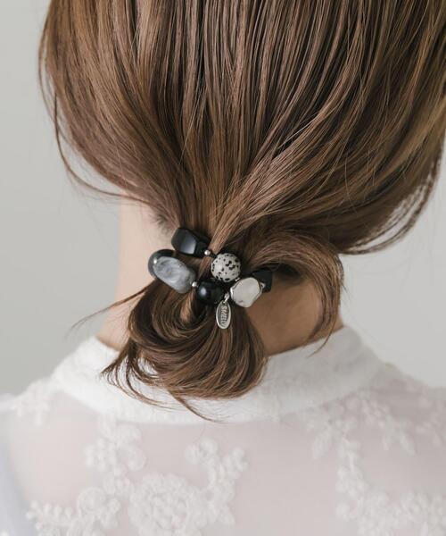 SMELLY(スメリー)の「ストーンライクモチーフヘアポニー(ヘアゴム・レディース・ブラウン系その他/ブラック系その他・-)」の2枚目の写真
