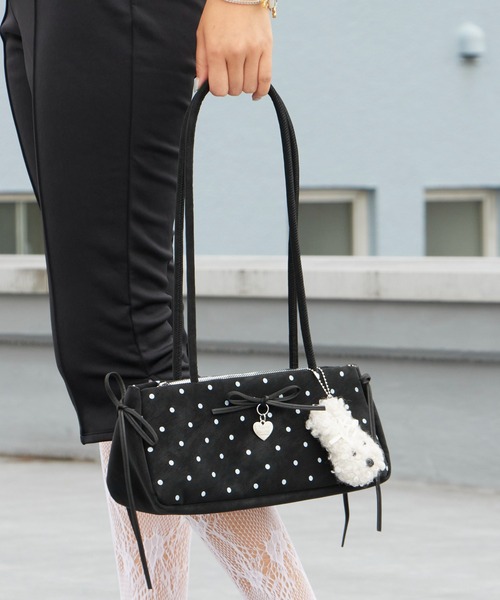 Chick(チック)の「Dot Ribbon Square Shoulder Bag with Charm / チャーム付き ドット柄 リボン スクエア ショルダーバッグ 横長 ガーリー フェミニン レディース 秋 秋服 2026年秋冬(ショルダーバッグ・レディース・ホワイト/ブラック/レッド・FREE)」の3枚目の写真