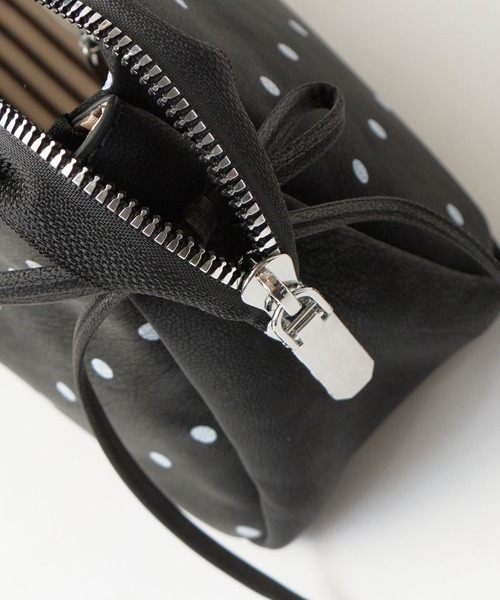 Chick(チック)の「Dot Ribbon Square Shoulder Bag with Charm / チャーム付き ドット柄 リボン スクエア ショルダーバッグ 横長 ガーリー フェミニン レディース 秋 秋服 2026年秋冬(ショルダーバッグ・レディース・ホワイト/ブラック/レッド・FREE)」の8枚目の写真