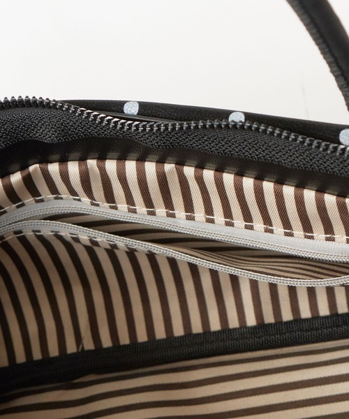 Chick(チック)の「Dot Ribbon Square Shoulder Bag with Charm / チャーム付き ドット柄 リボン スクエア ショルダーバッグ 横長 ガーリー フェミニン レディース 秋 秋服 2026年秋冬(ショルダーバッグ・レディース・ホワイト/ブラック/レッド・FREE)」の7枚目の写真