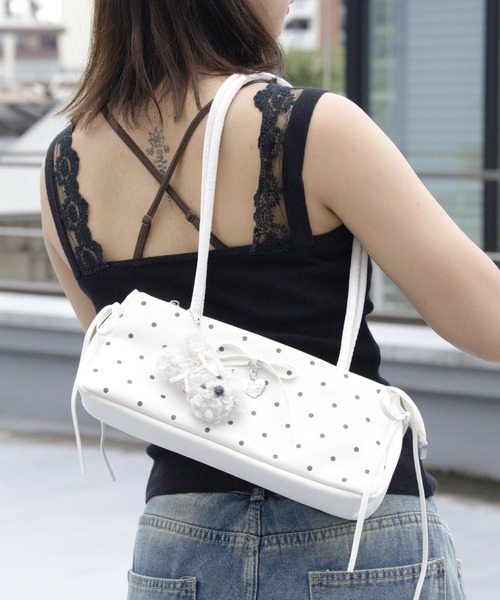 Chick(チック)の「Dot Ribbon Square Shoulder Bag with Charm / チャーム付き ドット柄 リボン スクエア ショルダーバッグ 横長 ガーリー フェミニン レディース 秋 秋服 2026年秋冬(ショルダーバッグ・レディース・ホワイト/ブラック/レッド・FREE)」の19枚目の写真