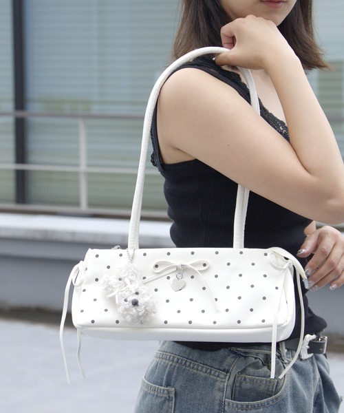 Chick(チック)の「Dot Ribbon Square Shoulder Bag with Charm / チャーム付き ドット柄 リボン スクエア ショルダーバッグ 横長 ガーリー フェミニン レディース 秋 秋服 2026年秋冬(ショルダーバッグ・レディース・ホワイト/ブラック/レッド・FREE)」の20枚目の写真