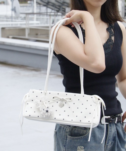 Chick(チック)の「Dot Ribbon Square Shoulder Bag with Charm / チャーム付き ドット柄 リボン スクエア ショルダーバッグ 横長 ガーリー フェミニン レディース 秋 秋服 2026年秋冬(ショルダーバッグ・レディース・ホワイト/ブラック/レッド・FREE)」の21枚目の写真