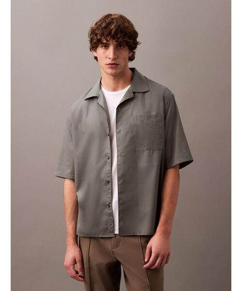 Calvin Klein(カルバン・クライン)の「シャツ - ショートスリーブコットンリラックスシャツ(シャツ/ブラウス・メンズ・ミックスグレー・XS/S)」の1枚目の写真
