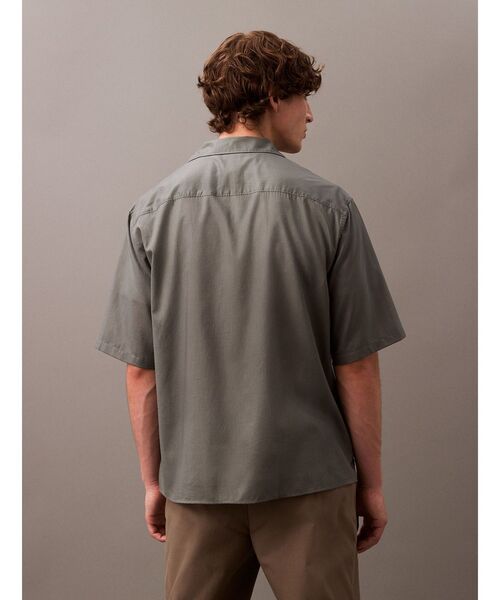 Calvin Klein(カルバン・クライン)の「シャツ - ショートスリーブコットンリラックスシャツ(シャツ/ブラウス・メンズ・ミックスグレー・XS/S)」の2枚目の写真