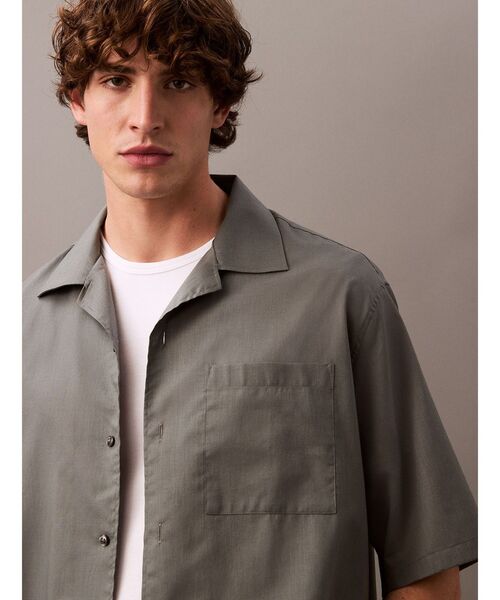 Calvin Klein(カルバン・クライン)の「シャツ - ショートスリーブコットンリラックスシャツ(シャツ/ブラウス・メンズ・ミックスグレー・XS/S)」の4枚目の写真