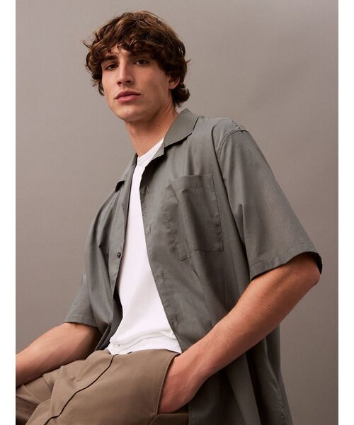 Calvin Klein(カルバン・クライン)の「シャツ - ショートスリーブコットンリラックスシャツ(シャツ/ブラウス・メンズ・ミックスグレー・XS/S)」の8枚目の写真