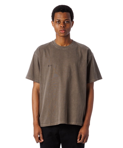 Sandinista(サンディニスタ)の「Error Pigment Dye Tee / ミス刺繍ピグメントTシャツ(Tシャツ/カットソー・メンズ・ブラウン/グレー/ブラック/ライトブルー・X-LARGE/LARGE/MEDIUM)」の3枚目の写真
