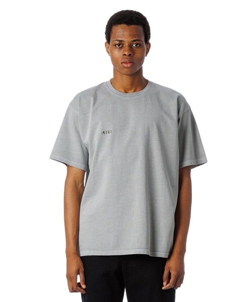 Sandinista(サンディニスタ)の「Error Pigment Dye Tee / ミス刺繍ピグメントTシャツ(Tシャツ/カットソー・メンズ・ブラウン/グレー/ブラック/ライトブルー・X-LARGE/LARGE/MEDIUM)」の2枚目の写真