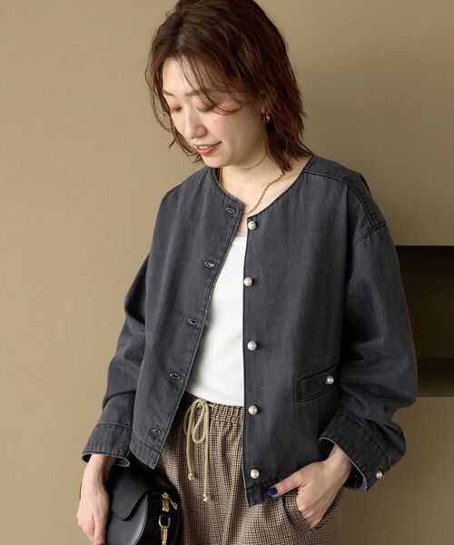 le.coeur blanc(ルクールブラン)の「パールボタンノーカラーデニムジャケット(デニムジャケット・レディース・ブラック/ブルー・38)」の2枚目の写真