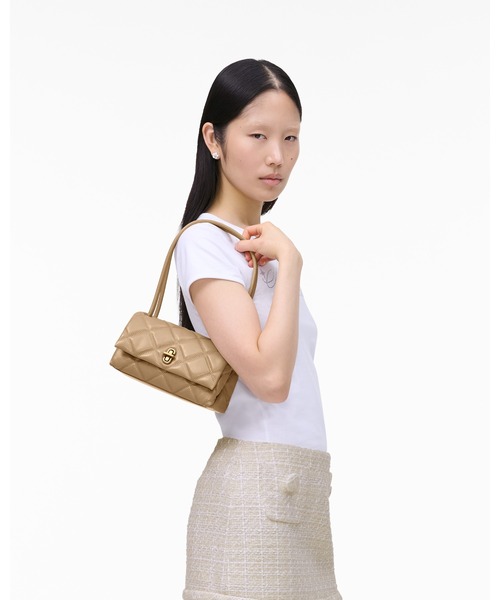 MARC JACOBS（マークジェイコブス）の「QUILTED LEATHER DUAL BAG SHOULDER MINI ザ キルテッド レザー デュアル バッグ ショルダー ミニ（ショルダーバッグ・レディース・ライトブラウン・ONE SIZE）」の2枚目の写真