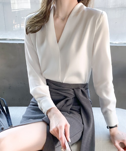 LUCPY(ラクピー)の「Vネックとろみブラウス(シャツ/ブラウス・レディース・ホワイト・X-LARGE/LARGE/MEDIUM/SMALL)」の3枚目の写真