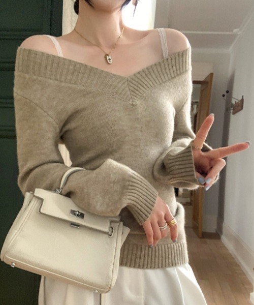 AMAJI(アマジ)の「Vネック タイトニットトップス(ニット/セーター・レディース・ホワイト/ベージュ/グレー・SMALL/MEDIUM/LARGE)」の4枚目の写真