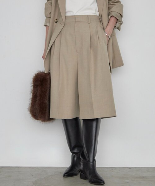 LOUNGEDRESS(ラウンジドレス)の「《セットアップ可》タックハーフパンツ(その他パンツ・レディース・ベージュ・36/38)」の1枚目の写真