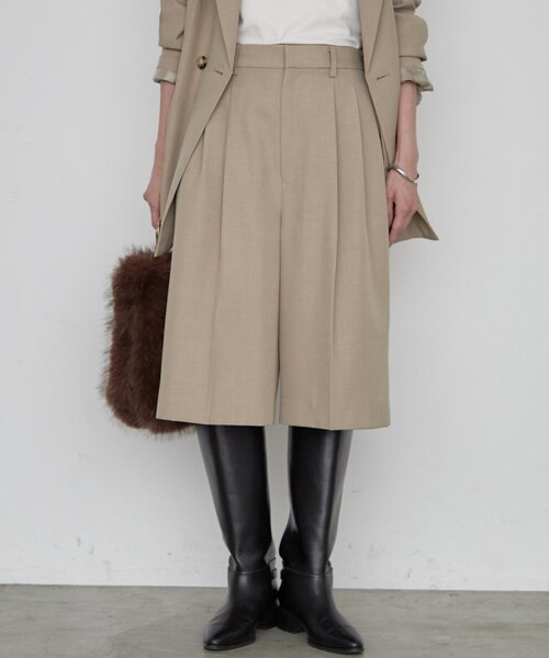 LOUNGEDRESS(ラウンジドレス)の「《セットアップ可》タックハーフパンツ(その他パンツ・レディース・ベージュ・36/38)」の2枚目の写真