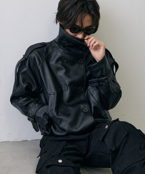 Shoowtime(ショウタイム)の「High Neck Double Breasted Leather Military Faux Pea Coat / ハイネックダブルブレステッドフェイクレザーミリタリーPコート(ピーコート・メンズ・ダークブラウン/ブラック・X-LARGE/LARGE/MEDIUM/SMALL)」の1枚目の写真