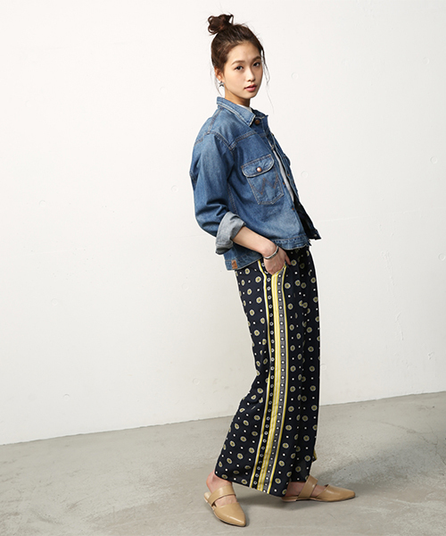 AZUL BY MOUSSY(アズールバイマウジー)の「小紋花柄ワイドパンツ AZUL BY MOUSSY(アズールバイマウジー)の「小紋花柄ワイドパンツ