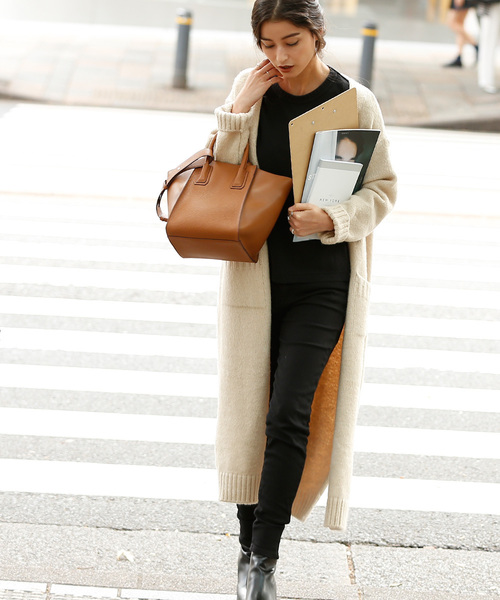 marjour（マージュール）の「FULL LENGTH KNIT CARDIGAN（カーディガン/ボレロ・レディース・ベージュ/モカ・MEDIUM）」の2枚目の写真