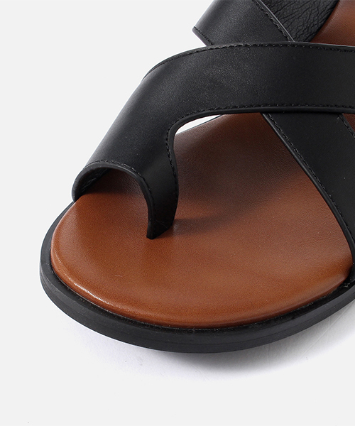 AZUL by moussy(アズールバイマウジー)の「CROSS FLAT SANDALS/クロスフラットサンダルズ(サンダル・レディース・ブラック/ブラウン・MEDIUM/LARGE/SMALL)」の4枚目の写真