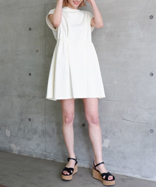 SPIRALGIRL(スパイラルガール)の「サイドギャザーカットワンピース(ワンピース・レディース・キャメル/オフホワイト/グリーン・FREE)」の4枚目の写真