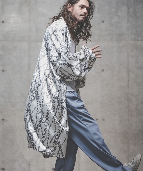 GLIMCLAP(グリムクラップ)の「mcg2775-Repeating pattern gown-ish shirtcoat シャツコート(カーディガン/ボレロ・メンズ・ホワイト/ブラック・S/M/L)」の2枚目の写真