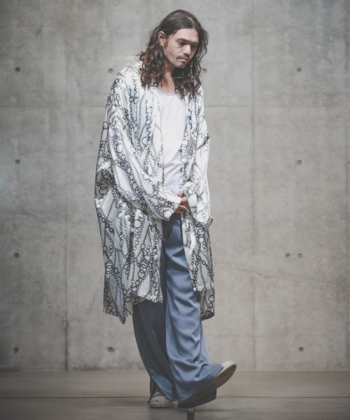 GLIMCLAP(グリムクラップ)の「mcg2775-Repeating pattern gown-ish shirtcoat シャツコート(カーディガン/ボレロ・メンズ・ホワイト/ブラック・S/M/L)」の3枚目の写真
