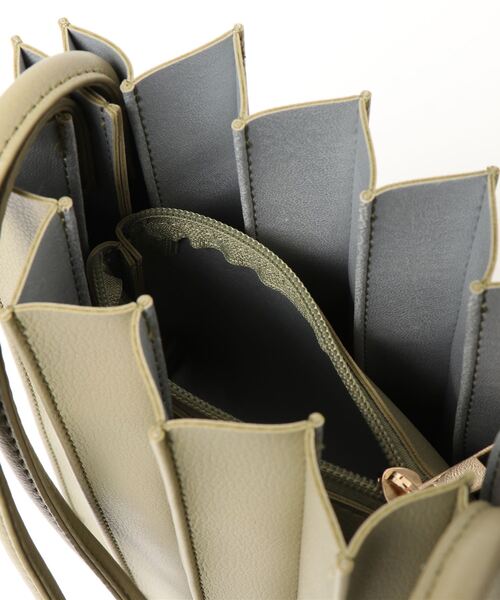 GeeRA(ジーラ)の「ポーチ付プリーツバッグ(ショルダーバッグ・レディース・ブラック/ベージュ/カーキ/ブラウン・FREE)」の12枚目の写真