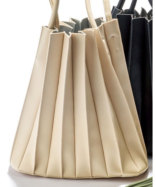 GeeRA(ジーラ)の「ポーチ付プリーツバッグ(ショルダーバッグ・レディース・ブラック/ベージュ/カーキ/ブラウン・FREE)」の4枚目の写真