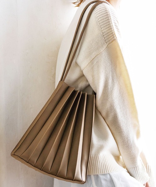 GeeRA(ジーラ)の「ポーチ付プリーツバッグ(ショルダーバッグ・レディース・ブラック/ベージュ/カーキ/ブラウン・FREE)」の3枚目の写真