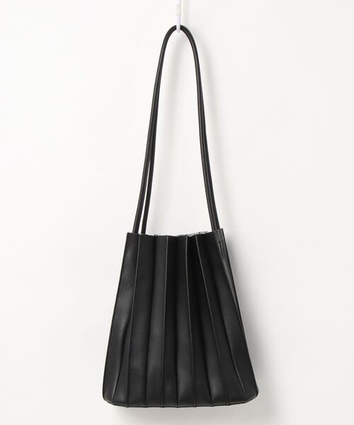 GeeRA(ジーラ)の「ポーチ付プリーツバッグ(ショルダーバッグ・レディース・ブラック/ベージュ/カーキ/ブラウン・FREE)」の2枚目の写真