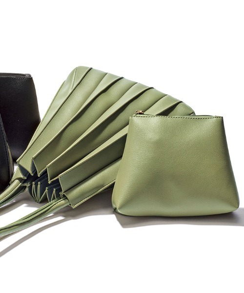 GeeRA(ジーラ)の「ポーチ付プリーツバッグ(ショルダーバッグ・レディース・ブラック/ベージュ/カーキ/ブラウン・FREE)」の9枚目の写真