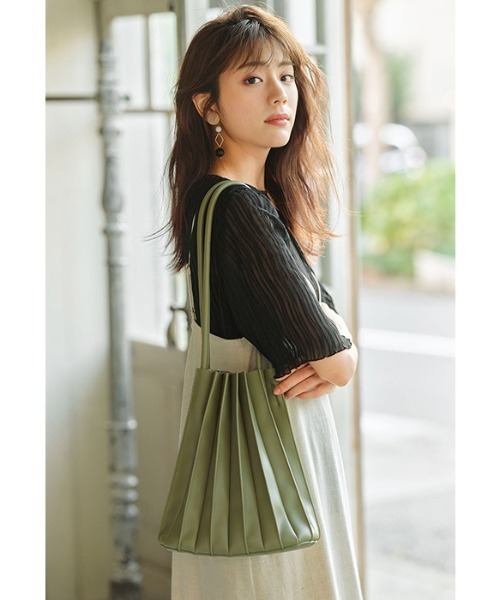 GeeRA(ジーラ)の「ポーチ付プリーツバッグ(ショルダーバッグ・レディース・ブラック/ベージュ/カーキ/ブラウン・FREE)」の16枚目の写真