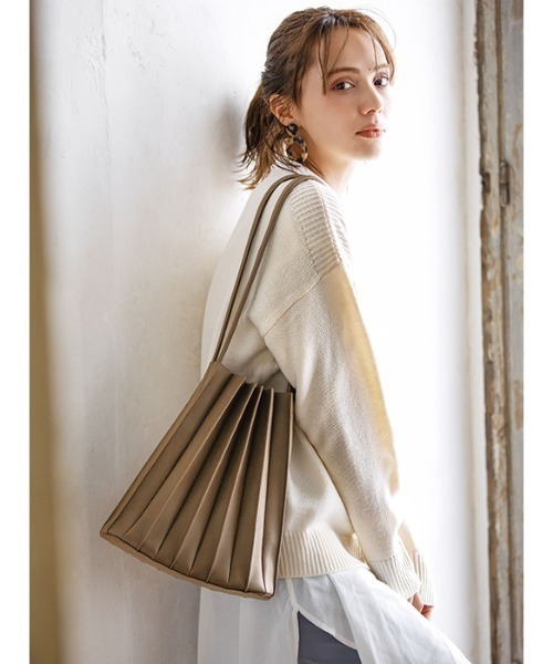 GeeRA(ジーラ)の「ポーチ付プリーツバッグ(ショルダーバッグ・レディース・ブラック/ベージュ/カーキ/ブラウン・FREE)」の17枚目の写真