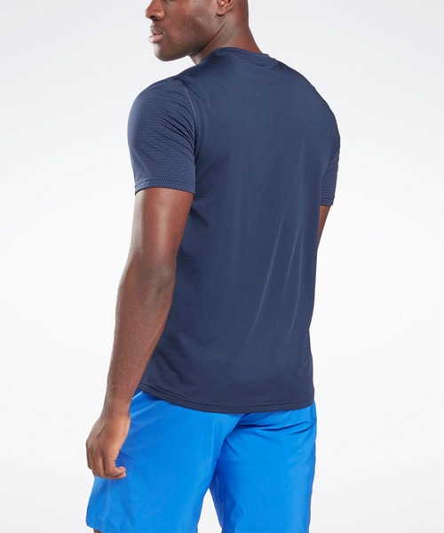 Reebok(リーボック)の「スウェットシフト ムーブ Tシャツ / Sweatshift MOVE T-Shirt(Tシャツ/カットソー・メンズ・ネイビー・SMALL/MEDIUM/LARGE/X-LARGE/XX-LARGE/X-SMALL)」の2枚目の写真