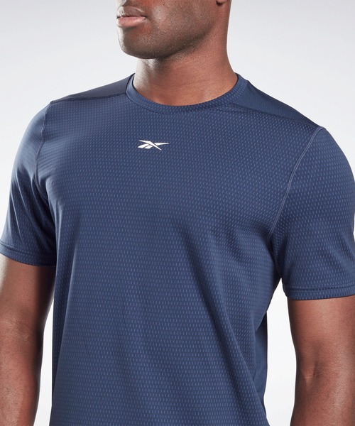 Reebok(リーボック)の「スウェットシフト ムーブ Tシャツ / Sweatshift MOVE T-Shirt(Tシャツ/カットソー・メンズ・ネイビー・SMALL/MEDIUM/LARGE/X-LARGE/XX-LARGE/X-SMALL)」の4枚目の写真