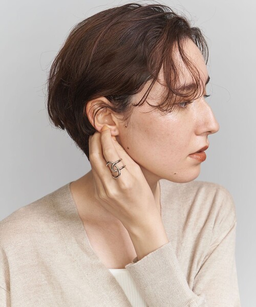 BEAUTY&YOUTH UNITED ARROWS(ビューティーアンドユースユナイテッドアローズ)の「BY ビッグヒネリクロスリング(リング・レディース・シルバー/ゴールド・FREE)」の4枚目の写真
