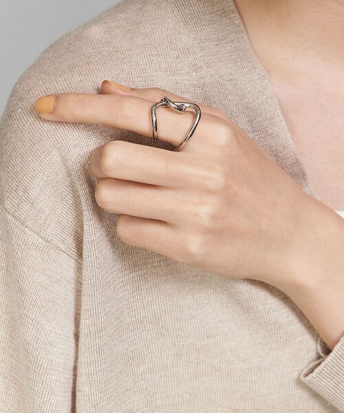 BEAUTY&YOUTH UNITED ARROWS(ビューティーアンドユースユナイテッドアローズ)の「BY ビッグヒネリクロスリング(リング・レディース・シルバー/ゴールド・FREE)」の5枚目の写真