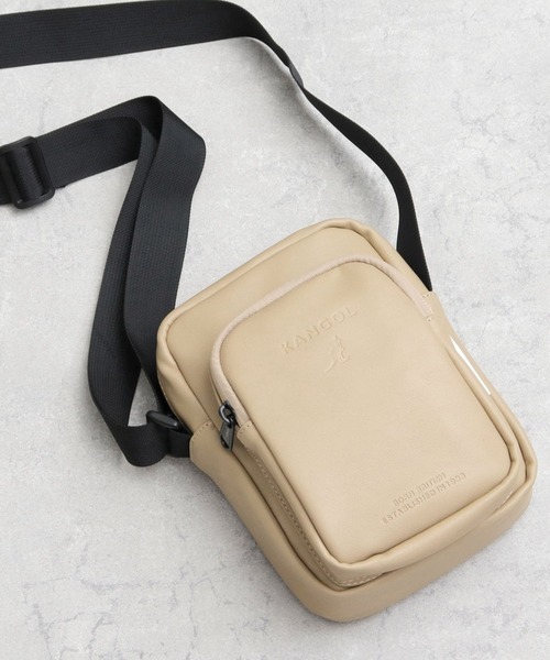 KANGOL（カンゴール）の「＜A.M.S.別注＞ レザー調 縦型 スクエア ミニショルダーバッグ（ショルダーバッグ・メンズ・ブラック/ベージュ/ブラック系その他・FREE）」の3枚目の写真