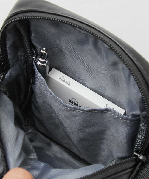 KANGOL（カンゴール）の「＜A.M.S.別注＞ レザー調 縦型 スクエア ミニショルダーバッグ（ショルダーバッグ・メンズ・ブラック/ベージュ/ブラック系その他・FREE）」の17枚目の写真