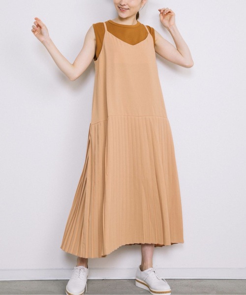 Chaco closet(チャコ クローゼット)の「裾切り替えプリーツデザインキャミワンピース(ワンピース・レディース・ブラック/ベージュ/アイボリー・FREE)」の3枚目の写真