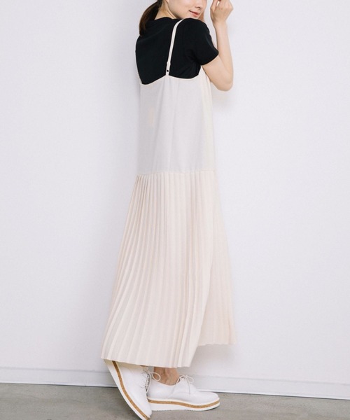 Chaco closet(チャコ クローゼット)の「裾切り替えプリーツデザインキャミワンピース(ワンピース・レディース・ブラック/ベージュ/アイボリー・FREE)」の1枚目の写真