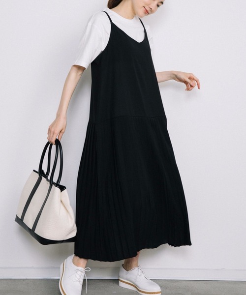 Chaco closet(チャコ クローゼット)の「裾切り替えプリーツデザインキャミワンピース(ワンピース・レディース・ブラック/ベージュ/アイボリー・FREE)」の2枚目の写真