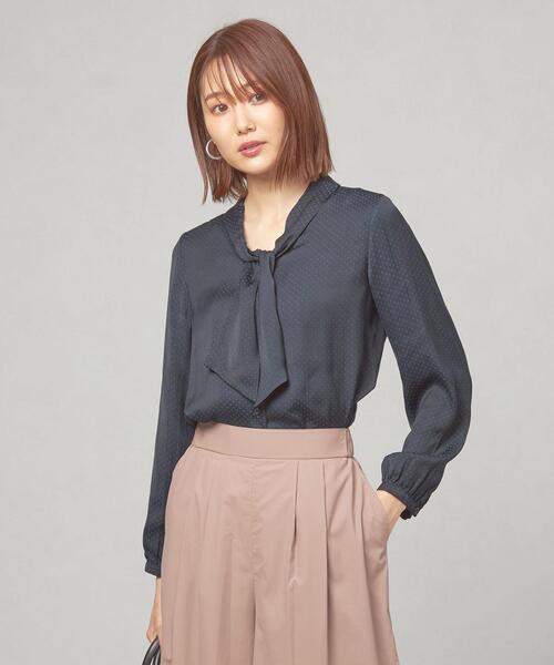 closet story(クローゼットストーリー)の「<closet story(クローゼットストーリー)>サテンドビー タイ ブラウス(シャツ/ブラウス・レディース・ライトグレー/ネイビー/ピンク・FREE)」の3枚目の写真