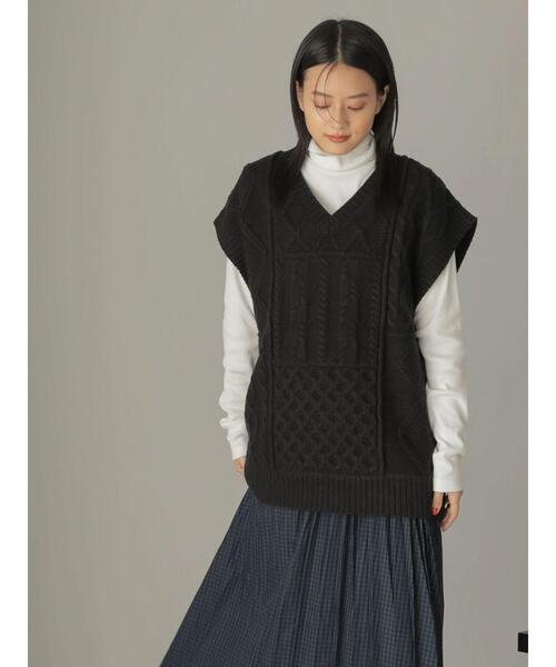 AMERICAN HOLIC（アメリカンホリック）の「Vネックパッチワークケーブルニットベスト（ベスト・レディース・ブラック/オフホワイト・M/L）」の17枚目の写真